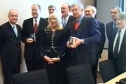 2004: Ministerpräsidenten Koch und Steinbrück wird der National Leadership Award verliehen